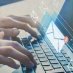 Employé utilisant un ordinateur au bureau, illustrant la protection des données et le bon usage des outils numériques en entreprise.
